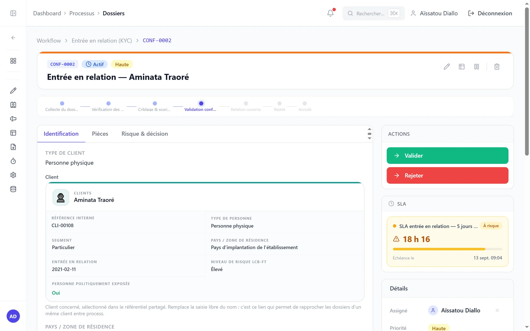 Écran de bxFlow : un dossier d’entrée en relation en validation conformité, avec la fiche client, le délai restant et les actions possibles.